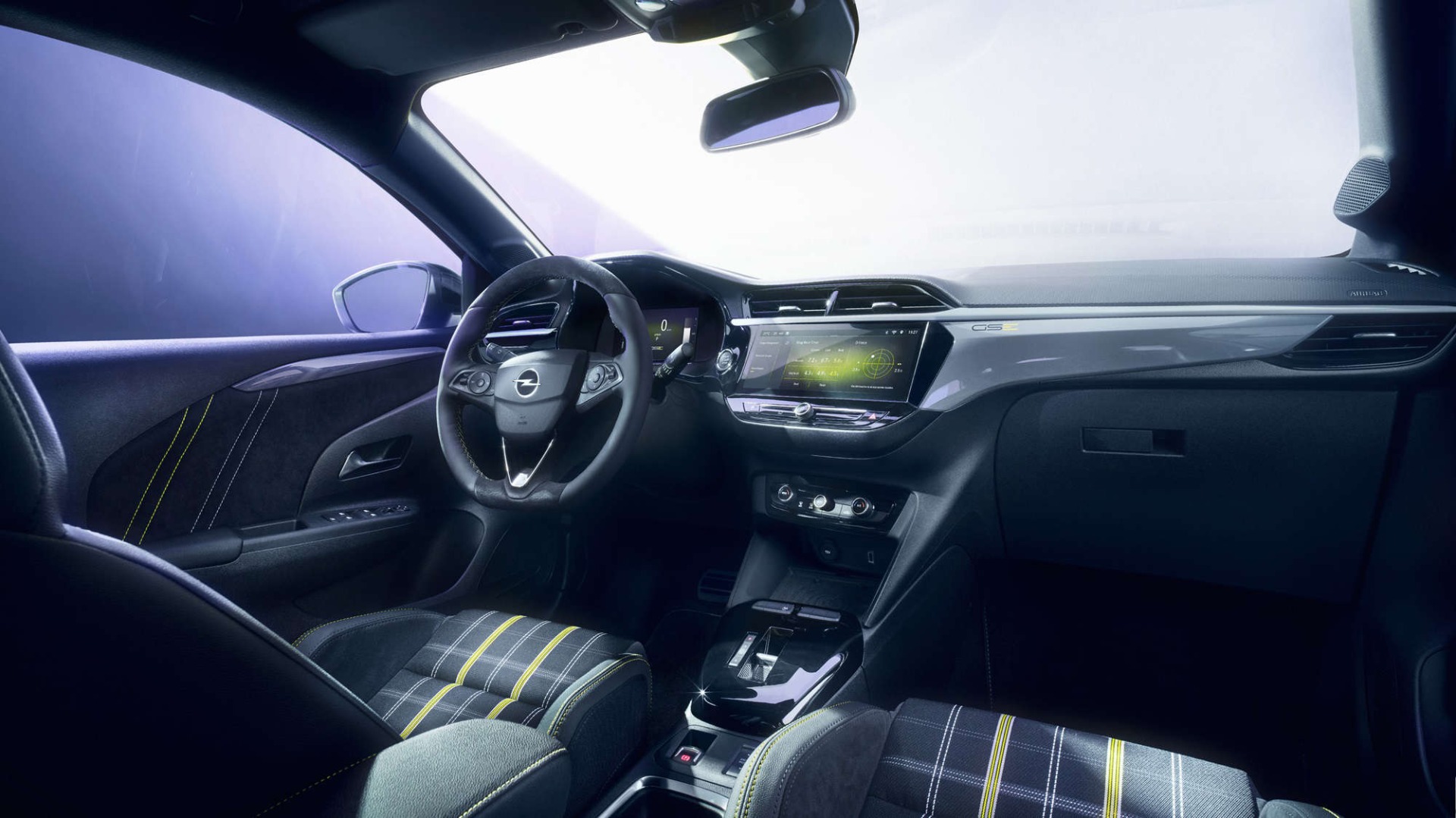 Салон Opel Corsa GSE, вигляд на передню панель з другого ряду сидінь