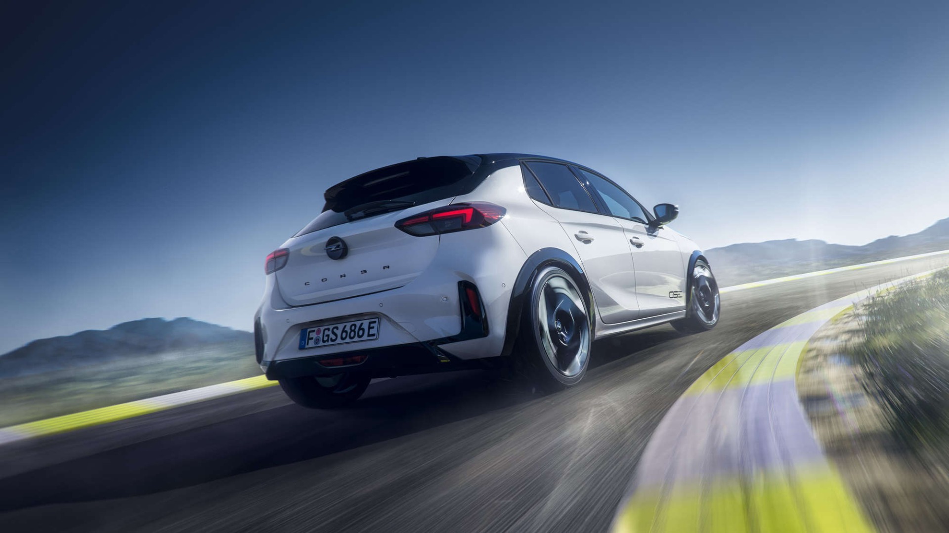Opel Corsa GSE на трасі, вигляд ззаду з правого боку