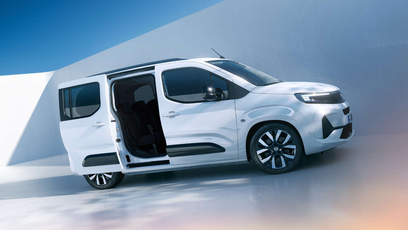 Opel Combo ELectric, вигляд з лівого боку з відчиненими дверима