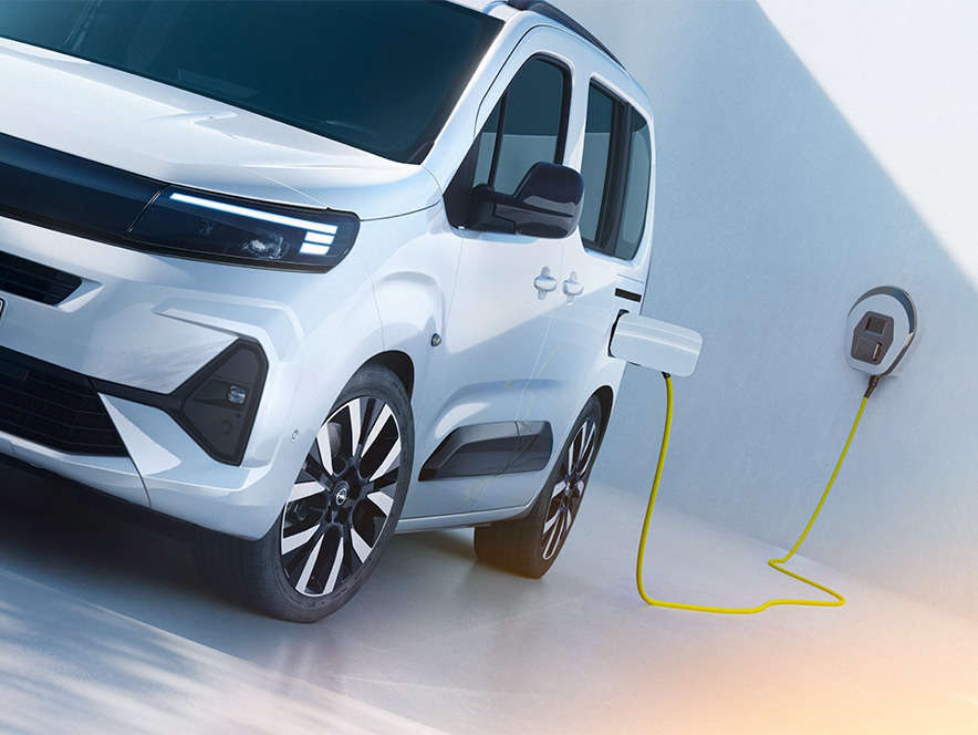 Новий Opel Combo Electric на зарядці