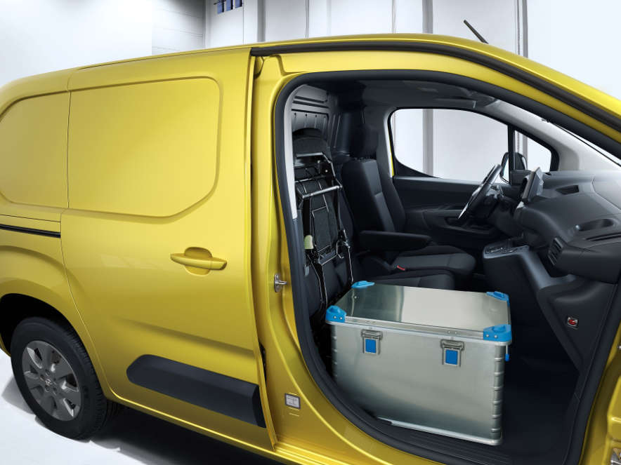 Opel Combo Cargo, перевезення скрині спереду